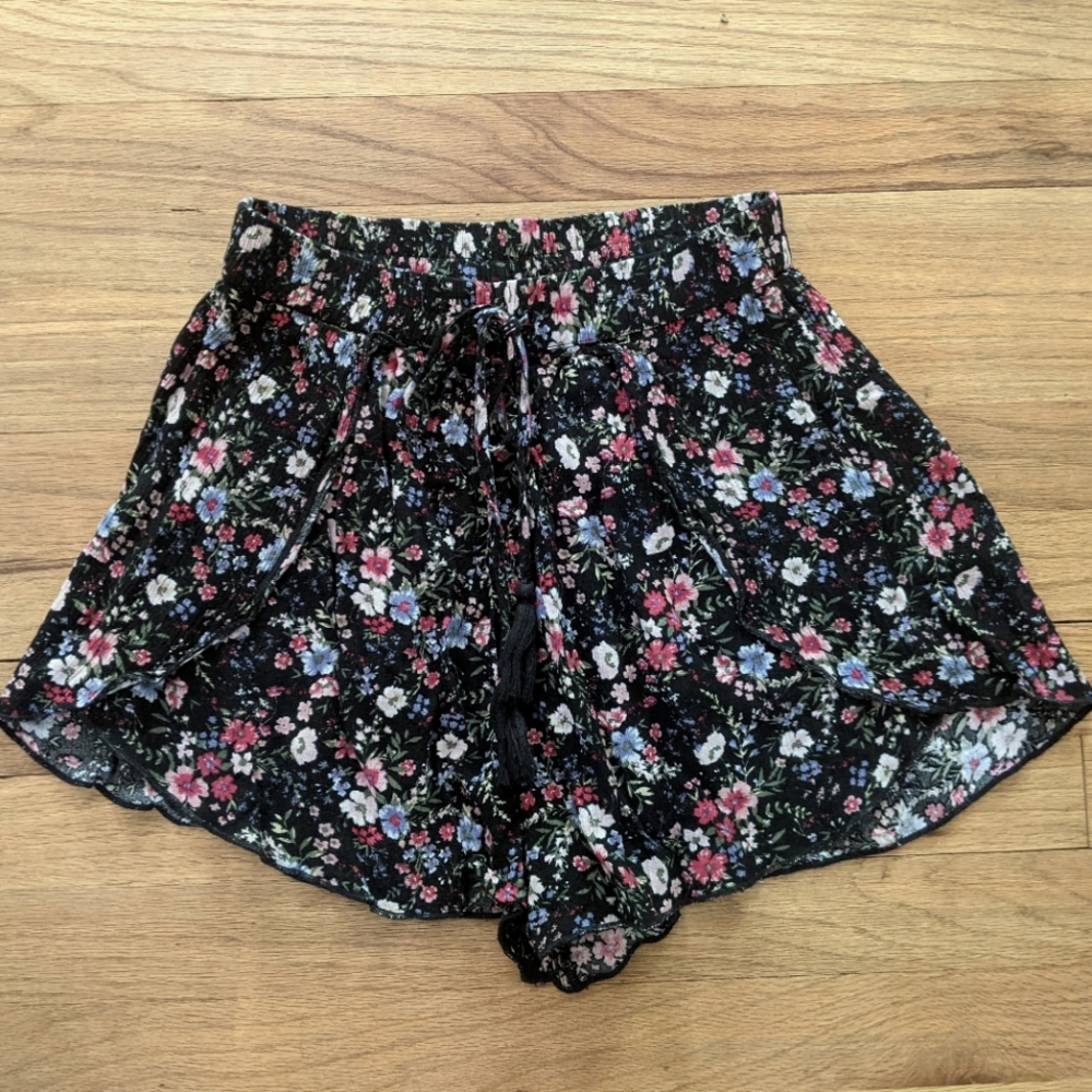 American Eagle - Floral Curve Hem Short - Size XS